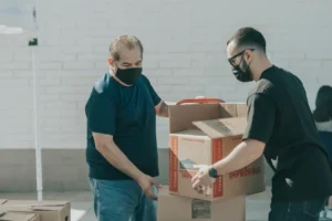 Voluntarios traballando cas doazons